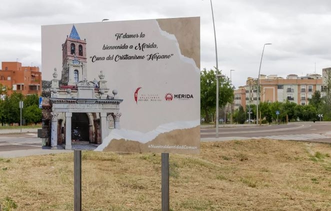 Las entradas a la ciudad ya lucen paneles de bienvenida a la ciudad de Mérida “Cuna del Cristianismo Hispano” con motivo del Año Jubilar
