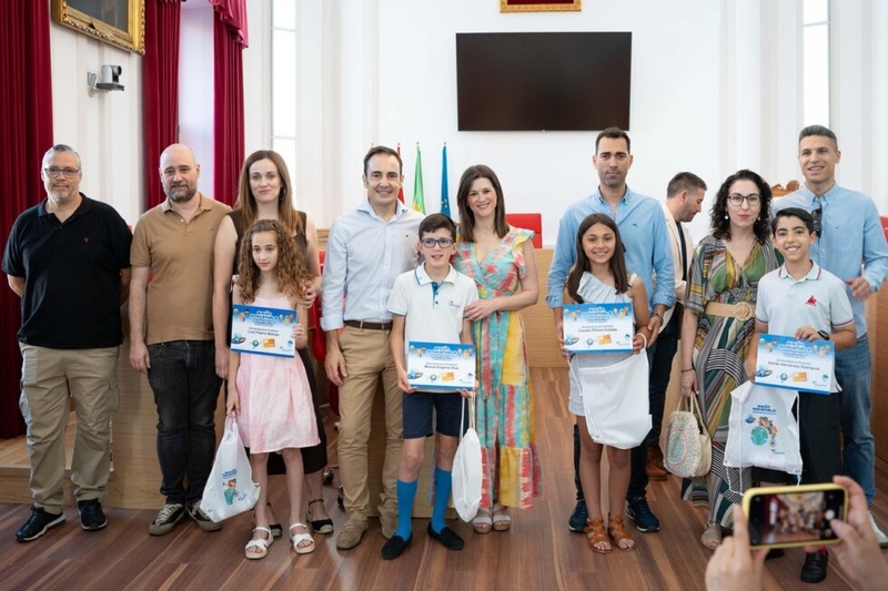 El alcalde felicita a los cuatro escolares emeritenses que han resultado finalistas en el concurso nacional de dibujo que organiza la empresa Aqualia