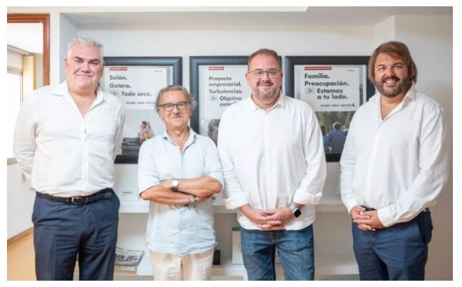 El alcalde visita la oficina de Helvetia Seguros en Mérida y valora positivamente la llegada de nuevas iniciativas empresariales 