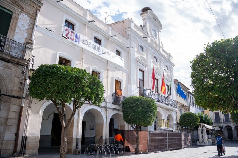 Se inicia el proyecto de reforma y mejora de la eficiencia energética de la fachada principal del Ayuntamiento y la Casa Oliart