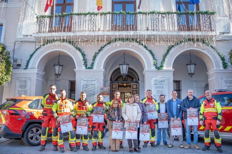 El cuerpo de Bomberos de Mérida protagoniza el calendario solidario a beneficio de AfibroMérida