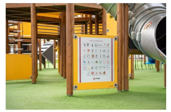 El Ayuntamiento instala nuevos paneles informativos que refuerzan la inclusión y la accesibilidad en la Ciudad de la Infancia