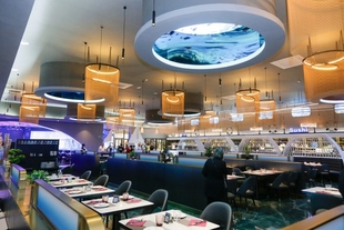 El Alcalde visita la propuesta “innovadora y espectacular” del restaurante Infinity Sushi que cuenta con 1.300 metros cuadrados