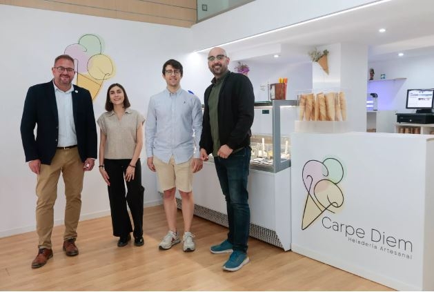 El alcalde visita la nueva heladería artesana “Carpe Diem” que ha abierto recientemente en la calle Félix Valverde Lillo
