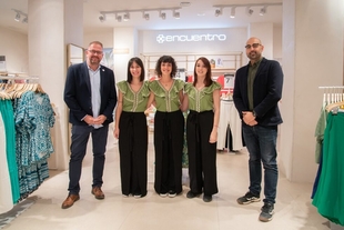 El alcalde visita la tienda que la franquicia de moda española “Encuentro” ha abierto en Mérida en la calle Cervantes