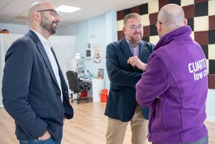 El alcalde visita el centro ‘Yörik, artístico-deportivo” en la Zona Sur que es pionero en la ciudad en clases de ‘impro’ 