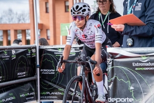 La Vuelta Ciclista a Extremadura Femenina comienza en Mérida con una contrarreloj individual que recorre el Puente Romano