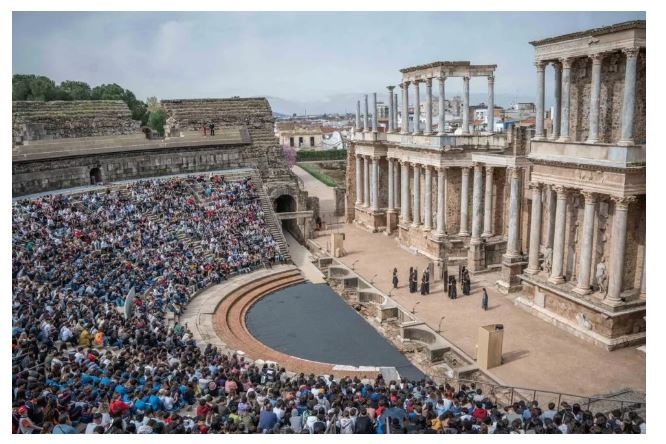 El alcalde asiste a la inauguración del Festival Juvenil de Teatro Grecolatino que reunirá esta semana en Mérida a más de 12.000 jóvenes 