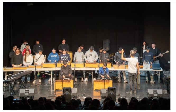 Más de 350 participantes de diversos colegios e institutos de Mérida han participado esta mañana en el ciclo de conciertos escolares “Musiqueando 2025