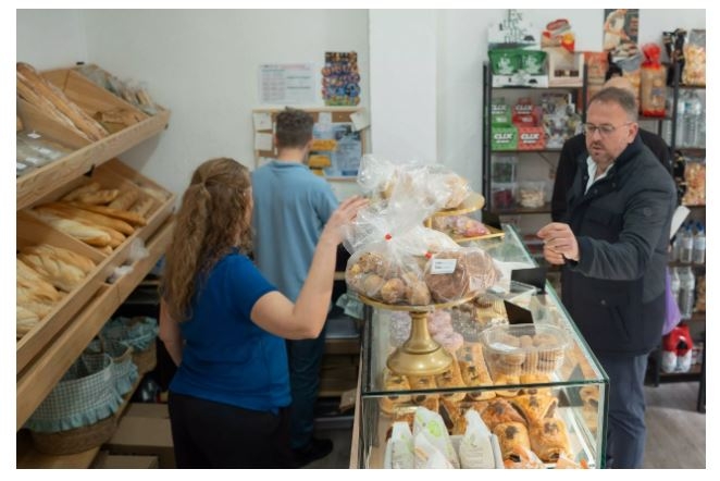 El alcalde ha visitado esta mañana la nueva panadería y pastelería “Dulces delicias by Pizarrín” en la Zona Sur