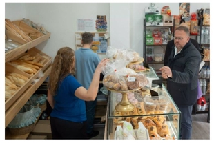 El alcalde ha visitado esta mañana la nueva panadería y pastelería “Dulces delicias by Pizarrín” en la Zona Sur