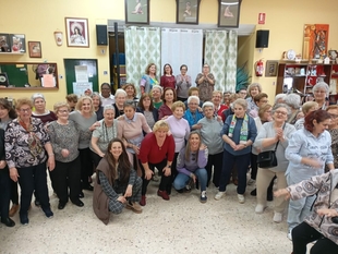Los mayores del programa Lazos elaboran torrijas en una convivencia con motivo de la Semana Santa
