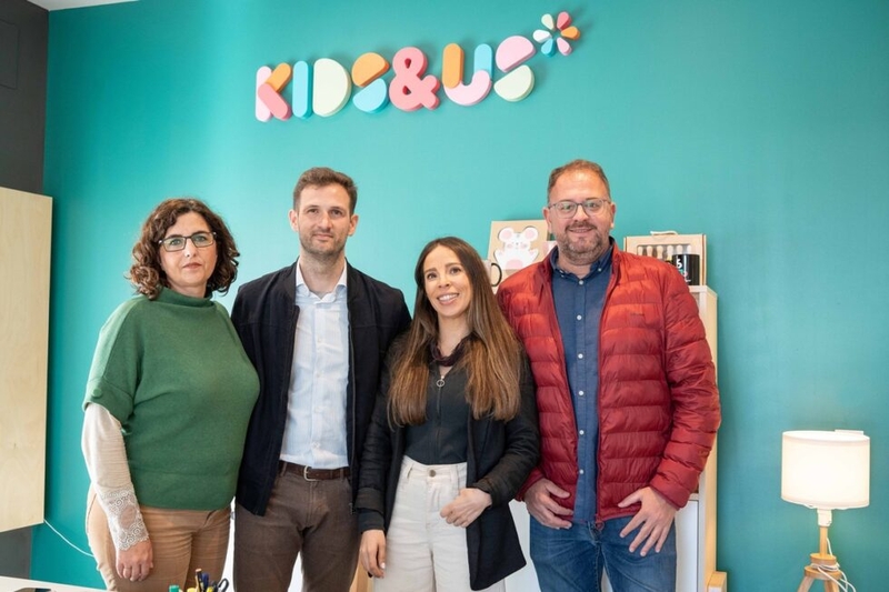 El alcalde visita Kids&Us, un nuevo centro de idiomas que ofrece una experiencia inmersiva para el aprendizaje
