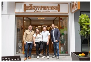 El alcalde visita ‘Mérida Kids’ una nueva tienda de moda infantil y juvenil que abre sus puertas hoy en la calle Félix Valverde Lillo