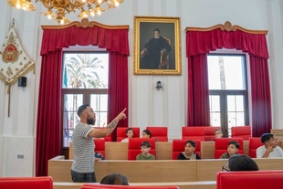 El cuadro de José María Calatrava en el Salón de Plenos recibe la visita del alumnado del colegio que lleva su nombre
