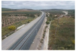 Adif adjudica por 3,5 M€ el suministro de traviesas para la renovación de 17 km de vía en la línea Mérida-Los Rosales