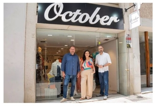 El alcalde visita la tienda de ropa October, que estrena nueva ubicación en Moreno de Vargas