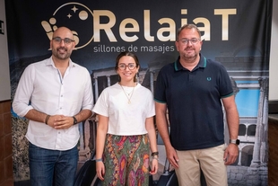 El alcalde visita un nuevo centro de sillones y masaje terapéuticos ubicado en la calle José Ramón Mélida