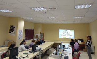 El programa Crisol imparte un taller para facilitar el acceso a los trámites administrativos más cotidianos