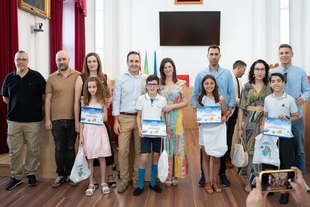El alcalde felicita a los cuatro escolares emeritenses que han resultado finalistas en el concurso nacional de dibujo que organiza la empresa Aqualia
