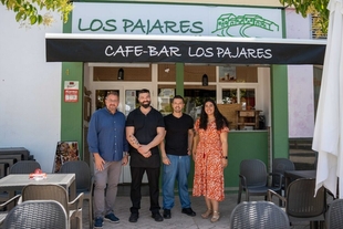 El alcalde visita el Bar `Los Pajares´, en la Zona Sur, con motivo de su reciente apertura en la ciudad