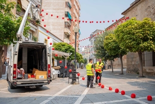 Comienza la instalación de casi 9.000 farolillos en el centro histórico y el recinto ferial con motivo de la Feria y Fiestas de Mérida 2025