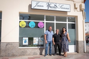 El alcalde visita el nuevo Centro de Estética y Peluquería `JCS Scenna´ en Mérida y destaca el desarrollo económico que está experimentando la ciudad