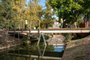 El Ayuntamiento realiza obras de transformación de los parques de la isla del Guadiana