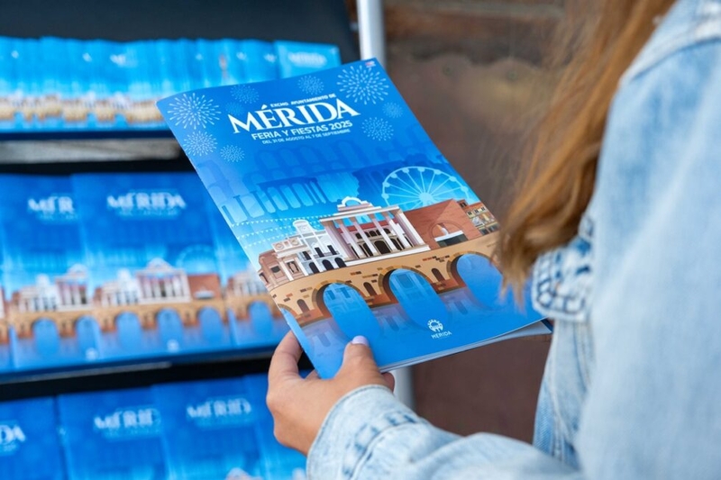 La Revista de Feria ya está disponible para que la ciudadanía pueda recogerla, de manera gratuita en la puerta del Ayuntamiento