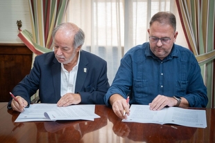 El Alcalde firma con el presidente de la AD Mérida el nuevo convenio de cesión del estadio Romano José Fouto