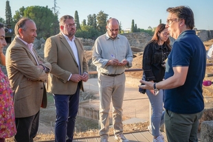 Rodríguez Osuna subraya la importancia del turismo accesible durante la visita a la nueva pasarela del Anfiteatro romano, que mejora la accesibilidad 