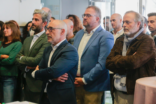 El alcalde, Antonio Rodríguez Osuna, ha visitado hoy las instalaciones de la empresa emeritense ‘Servitopo’ con motivo de la celebración de su 20 aniv