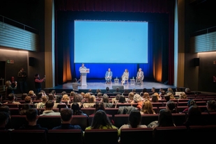 El alcalde inaugura en el Teatro María Luisa las I Jornadas Extremeñas de Humanización en Cuidados Críticos