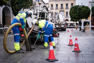 Más de 30.000 kilos de residuos extraídos de alcantarillas y redes de saneamiento de Mérida durante 2023