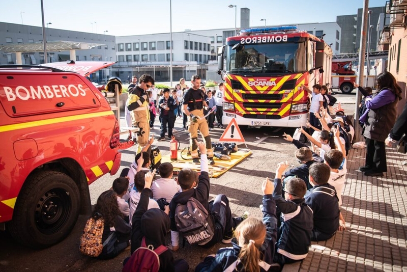 Un centenar de escolares de Las Josefinas y el Colegio San Luis han participado en una jornada de convivencia con los bomberos en San Lázaro