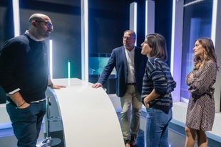 El alcalde visita la productora audiovisual ‘Synopsis’,  con sede en Mérida