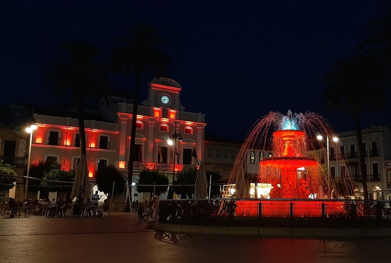 La fachada del Ayuntamiento y varios monumentos se iluminan el miércoles en color rojo por el Síndrome de deleción 22q11
