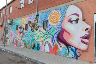 La fachada Centro Social de San Lázaro acoge un gran mural que homenajea  a la barriada