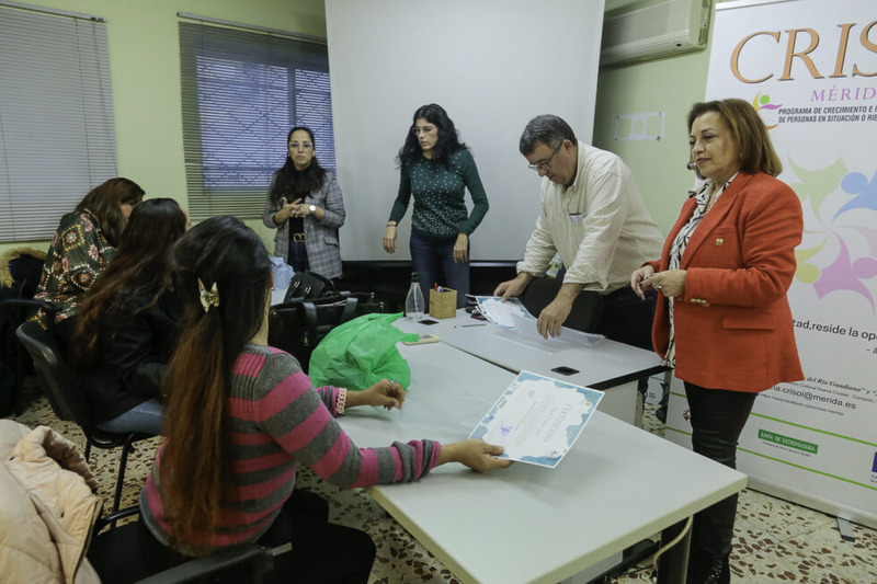 El programa Crisol ha finalizado el curso de camarero/a de piso en el que han participado 11 personas
